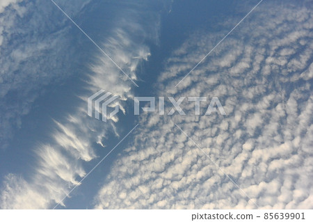 Elongated and strangely shaped white clouds that appeared in the blue sky 85639901