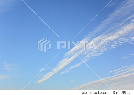 Elongated and strangely shaped white clouds that appeared in the blue sky Elongated and strangely shaped white clouds that appeared in the blue sky 85639902