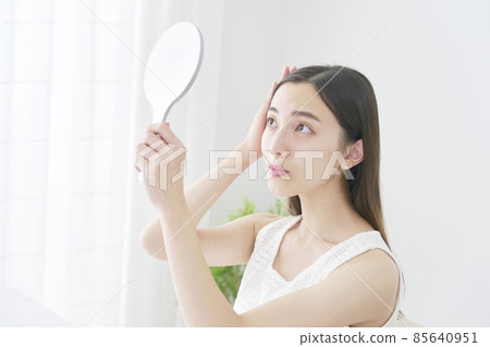 Female hair check 85640951