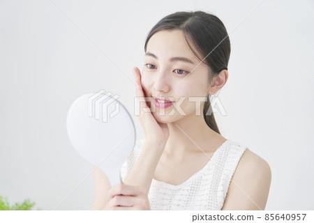 女人看著鏡子，微笑 85640957