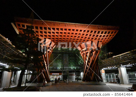 Night view of Tsuzumi-mon Gate at JR Kanazawa Station 85641464