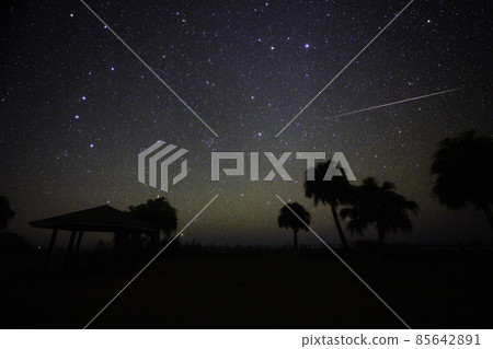 《Quadrans Muralis Meteor Shower》北斗七星和Quadrantids流星雨的火球 《Quadrans Muralis Meteor Shower》北斗七星和Quadrantids流星雨的火球 85642891