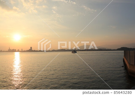 福岡市營渡輪“Rainbow Noko”在早晨的陽光下從能古島港出發 福岡市營渡輪“Rainbow Noko”在早晨的陽光下從能古島港出發 85643280