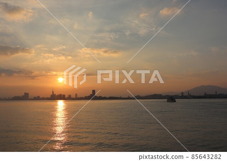 福岡市營渡船“彩虹能號”從美之濱港朝能古島駛去晨光 福岡市營渡船“彩虹能號”從美之濱港朝能古島駛去晨光 85643282