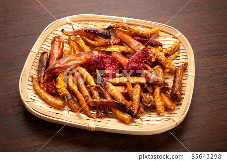 Various dried chili peppers Various dried chili peppers 85643298