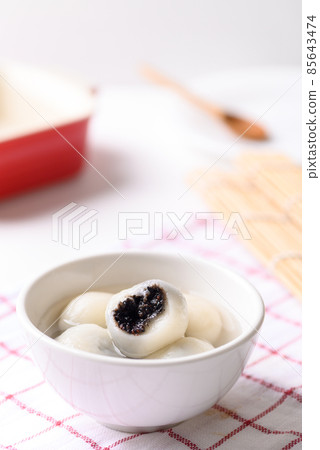 Tangyuan, Chinese dessert made of ball glutinous rice flour and filled with black sesame 85643474