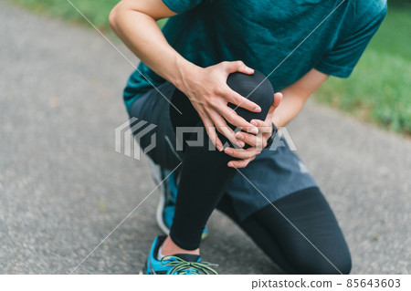 Runner who hurt his knee Runner who hurt his knee 85643603