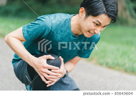 Runner who hurt his knee 85643604
