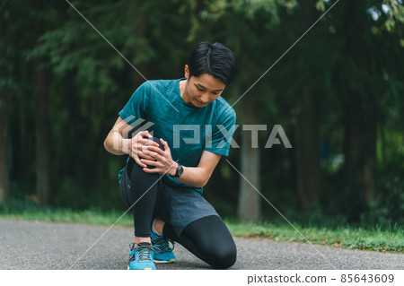 Runner who hurt his knee Runner who hurt his knee 85643609
