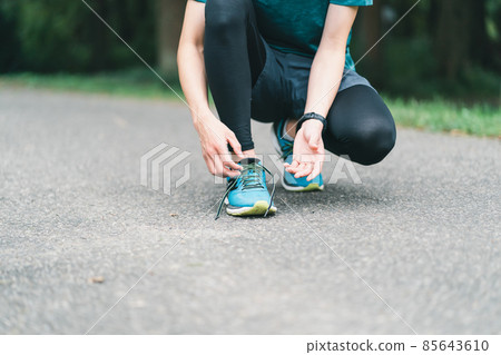 Runners who untie their shoelaces Runners who untie their shoelaces 85643610