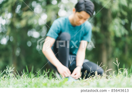 Runners who untie their shoelaces Runners who untie their shoelaces 85643613