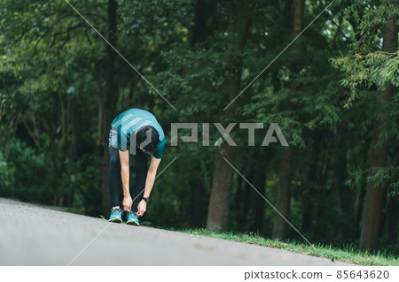 Runners who untie their shoelaces Runners who untie their shoelaces 85643620