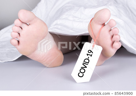 Body with toe tag on white 85643900