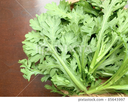 竹盤裡剛採摘的花環菊花 照片素材 85643997