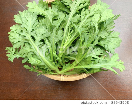 竹盤裡剛採摘的花環菊花 照片素材 85643998