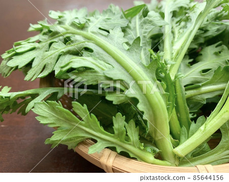 竹盤裡剛採摘的花環菊花 照片素材 85644156