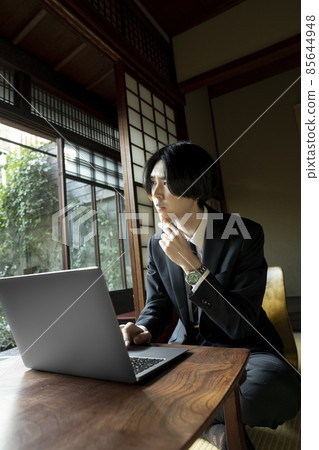 A man working in a Japanese-style room A man working in a Japanese-style room 85644948