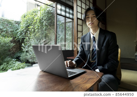 A man working in a Japanese-style room A man working in a Japanese-style room 85644950