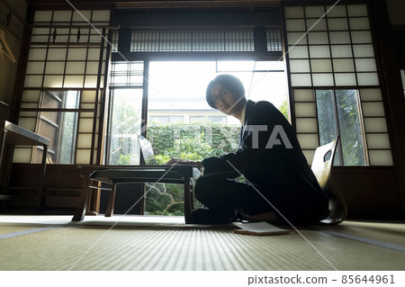 在旅館工作的男人 85644961