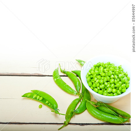 hearthy fresh green peas 85644997