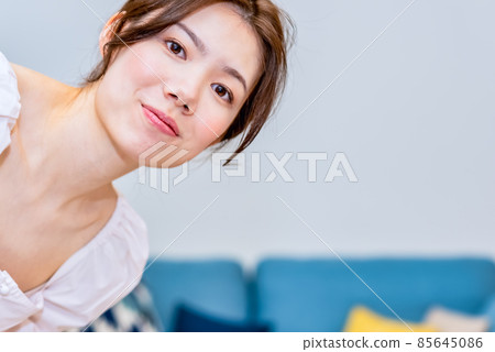 一位年輕女子從孩子的角度微笑著迎接 85645086