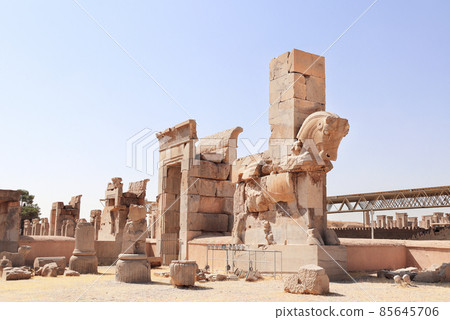 Ancient column with stone statue of bull in Persepolis (capital of the Achaemenid Empire), Shiraz, Iran Ancient column with stone statue of bull in Persepolis (capital of the Achaemenid Empire), Shiraz, Iran 85645706