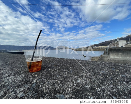 Ice coffee and the sea 85645938
