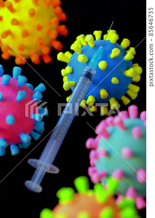 使用電暈模型和注射器進行新電暈疫苗接種的照片 85646735