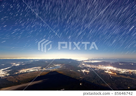 從富士山頂看到的月夜的影子 富士和關東平原的夜景,繁星點點的天空 從富士山頂看到的月夜的影子 富士和關東平原的夜景,繁星點點的天空 85646742