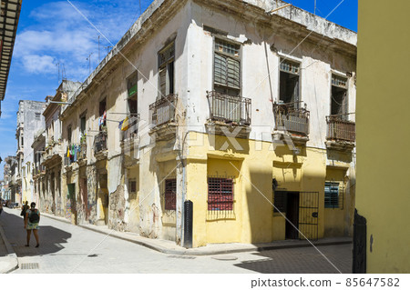 Streets in the historical center of the old havana 85647582