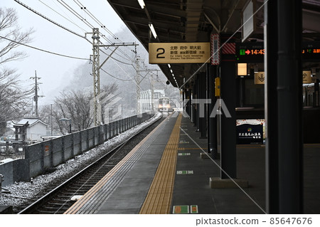 A train that enters the platform of Takao Yamaguchi Station in the cold of snow, the entrance to Mt. Takao, the end point of the Keio Takao Line at Takao Yamaguchi Station A train that enters the platform of Takao Yamaguchi Station in the cold of snow, the entrance to Mt. Takao, the end point of the Keio Takao Line at Takao Yamaguchi Station 85647676