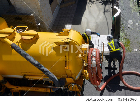 Cleaning gutters and sewage basins in parks and residential areas with dredging vehicles Cleaning gutters and sewage basins in parks and residential areas with dredging vehicles 85648066