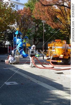 Cleaning gutters and sewage basins in parks and residential areas with dredging vehicles Cleaning gutters and sewage basins in parks and residential areas with dredging vehicles 85648067
