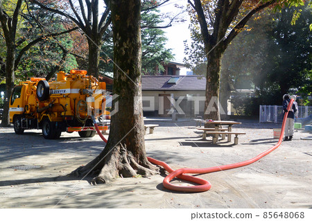 Cleaning gutters and sewage basins in parks and residential areas with dredging vehicles Cleaning gutters and sewage basins in parks and residential areas with dredging vehicles 85648068