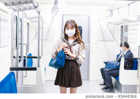 高中女生戴口罩坐火車上學 高中女生戴口罩坐火車上學 85648368