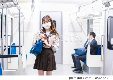 高中女生戴口罩坐火車上學 85648370