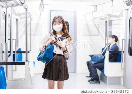 高中女生戴口罩坐火車上學 高中女生戴口罩坐火車上學 85648372