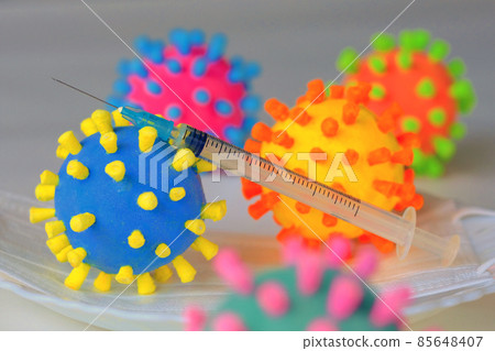 用冠狀病毒模型和注射器進行新冠狀病毒疫苗接種的照片 85648407