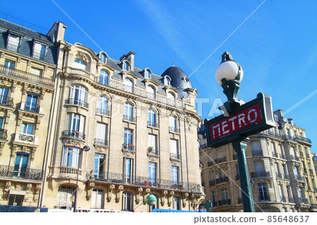Paris skyline and metro sign 85648637