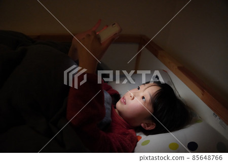 孩子們在智能手機上熬夜 85648766