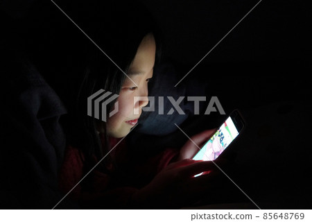 Children staying up late on their smartphones 85648769