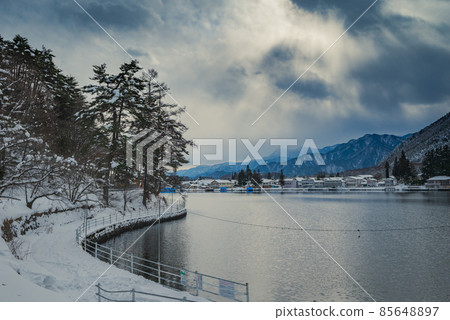Shower of light falling on Lake Kisaki [Omachi City] 85648897