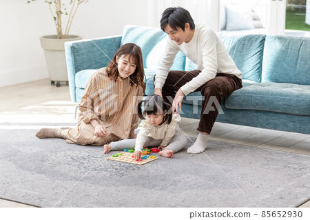 享受築巢和家庭時間的家庭 享受築巢和家庭時間的家庭 85652930
