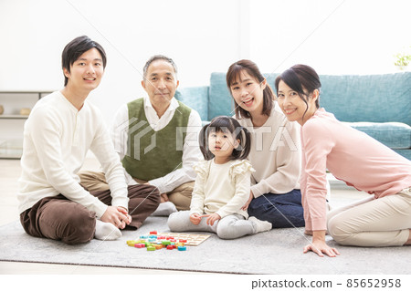 享受築巢和居家時光的三代家庭 享受築巢和居家時光的三代家庭 85652958