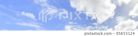 Image of a partly cloudy and partly clear sky during the day 85653124