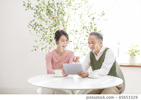 享受家庭時間和築巢的資深夫婦 享受家庭時間和築巢的資深夫婦 85653329