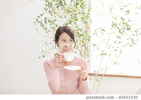 享受家庭時間和築巢的高級女性 享受家庭時間和築巢的高級女性 85653330