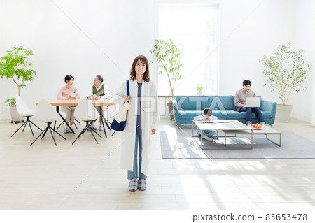 3代家庭 3代家庭 媽媽去購物 3代家庭 3代家庭 媽媽去購物 85653478