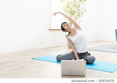 在家時間和築巢的家庭瑜伽 在家時間和築巢的家庭瑜伽 85654076