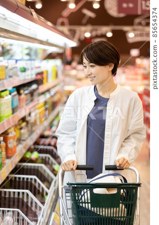 Women shopping at supermarkets 85654374